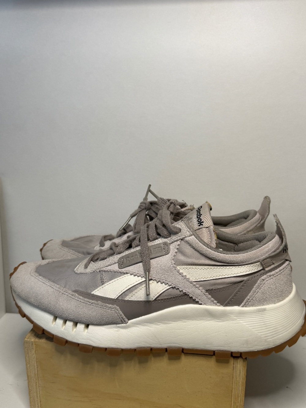 Classic Reebok Sneakers Men's 9.5 Women's 11 in Grey & White